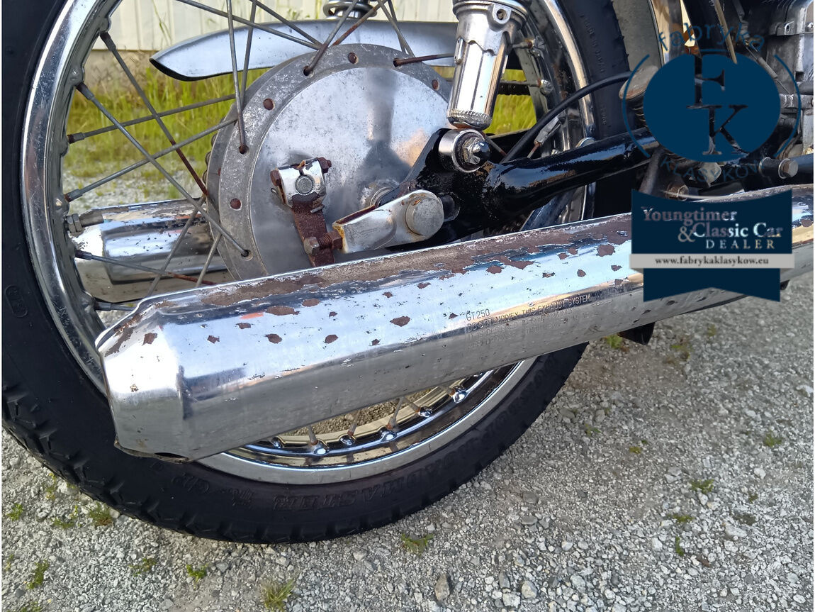 SUZUKI GT250