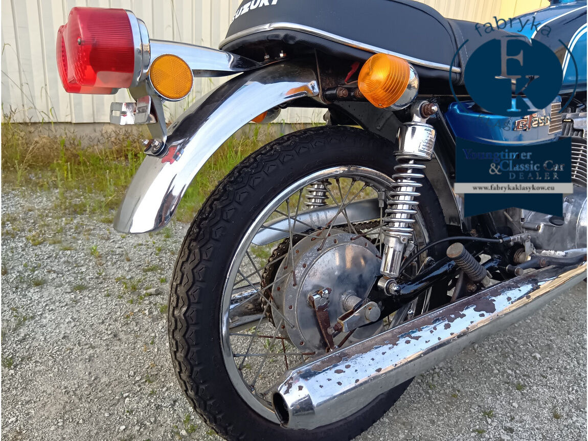 SUZUKI GT250